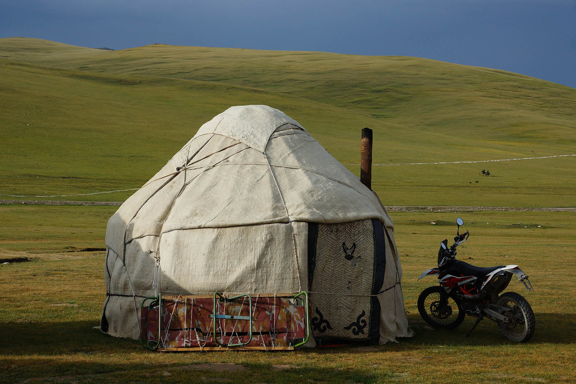 een yurt met motor ernaast in Kirgizie