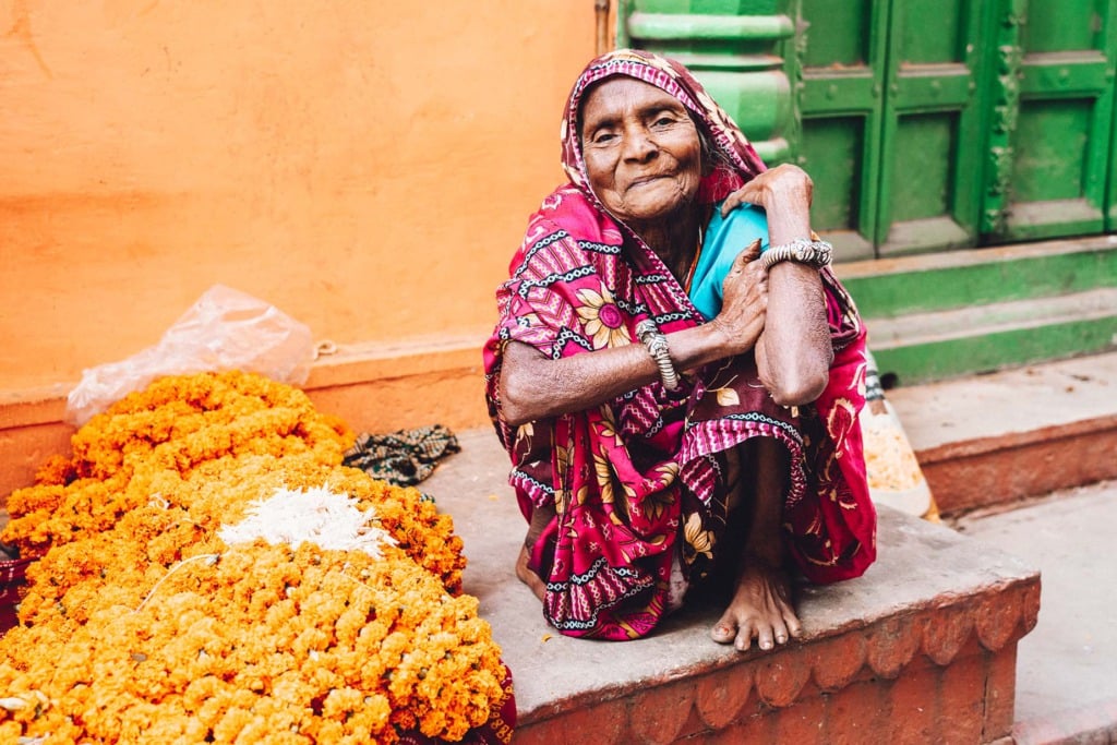 vrouw op markt Varanasi
