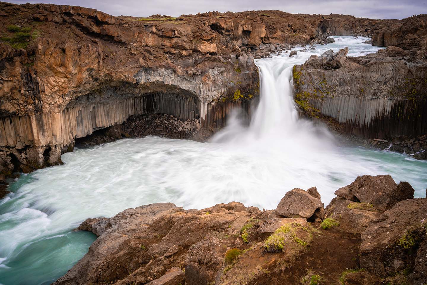 waterval en rivier IJsland