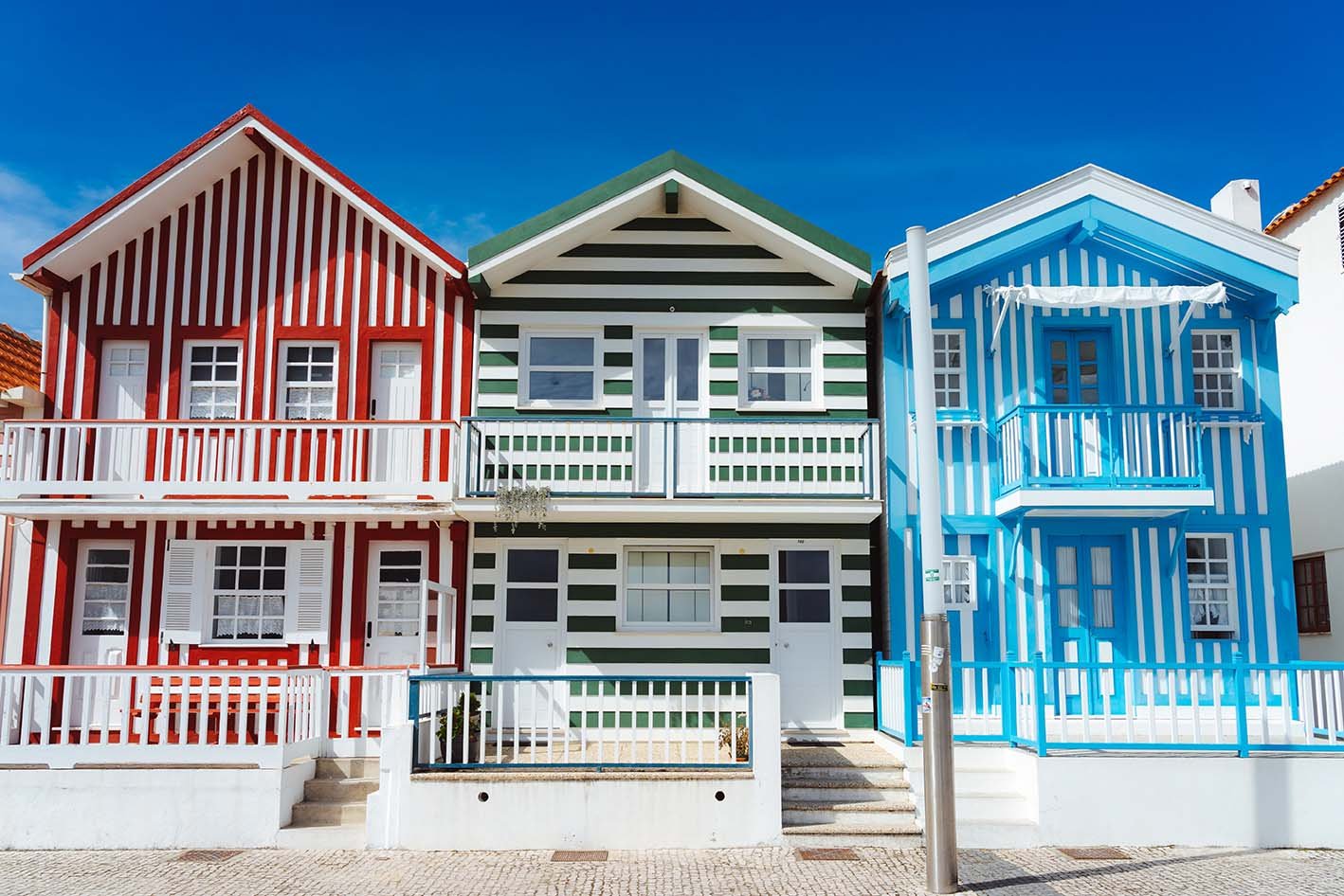 gekleurde strandhuisjes Portugal