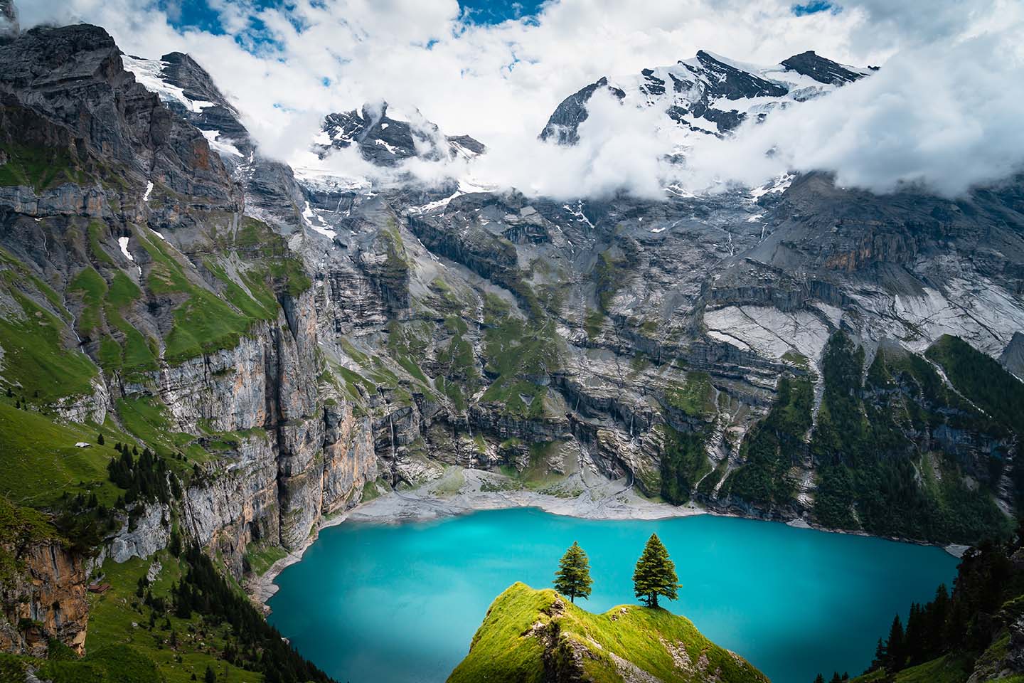 turquoise meer in bergen Zwitserland