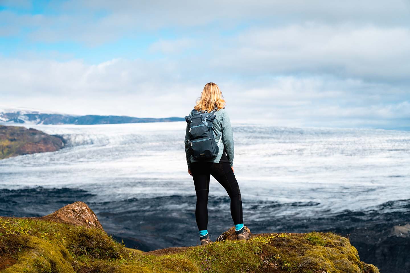 vrouw bij gletsjer IJsland