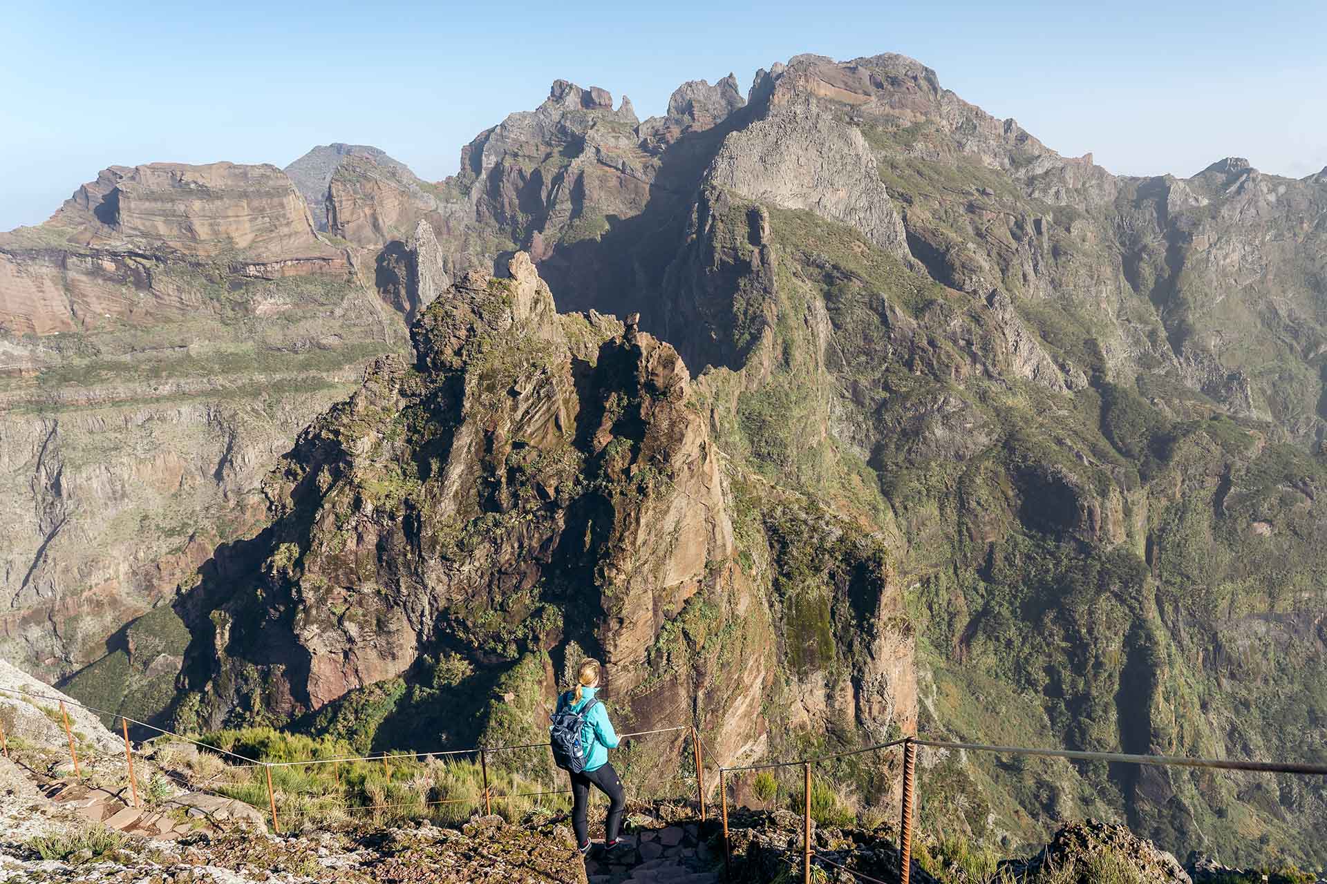 wandelaar bij uitzicht op bergen Madeira