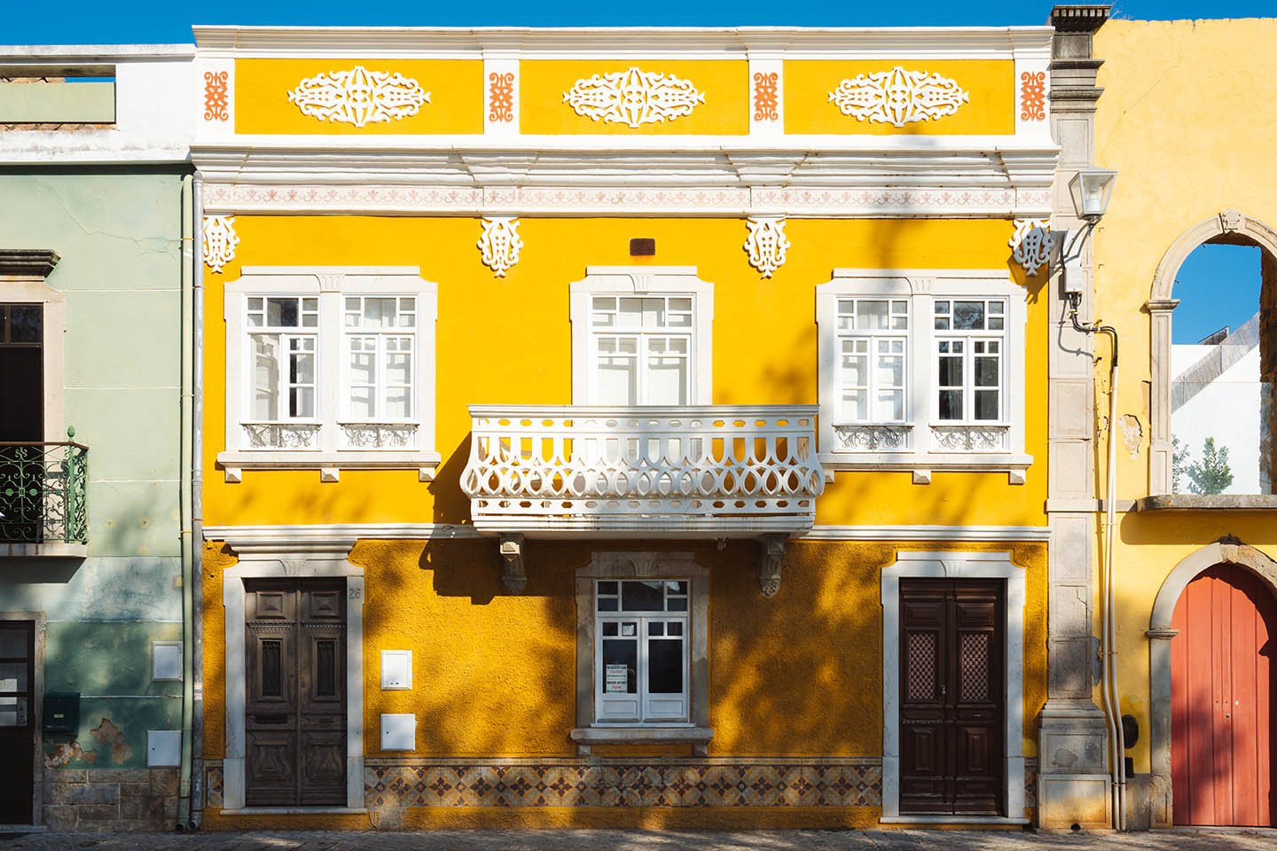 geel gebouw Tavira