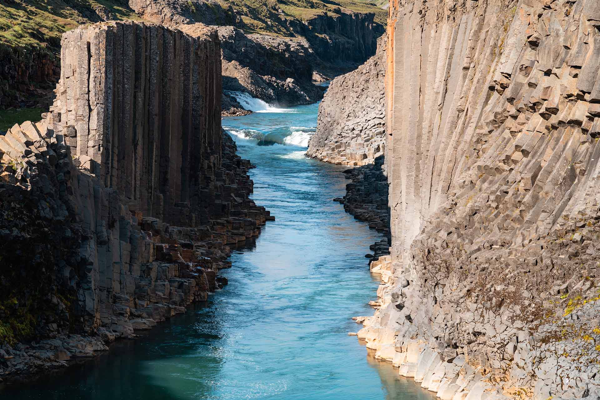 Hoe bezoek je Studlagil Canyon in IJsland? + waterval Hengifoss