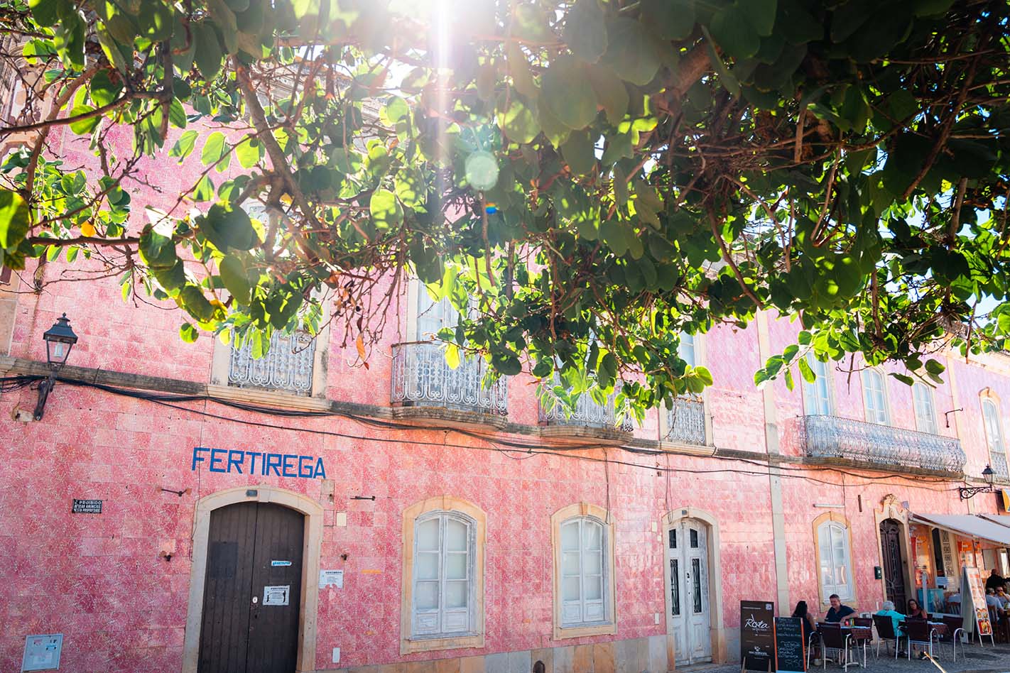 Roze gebouw Silves Algarve