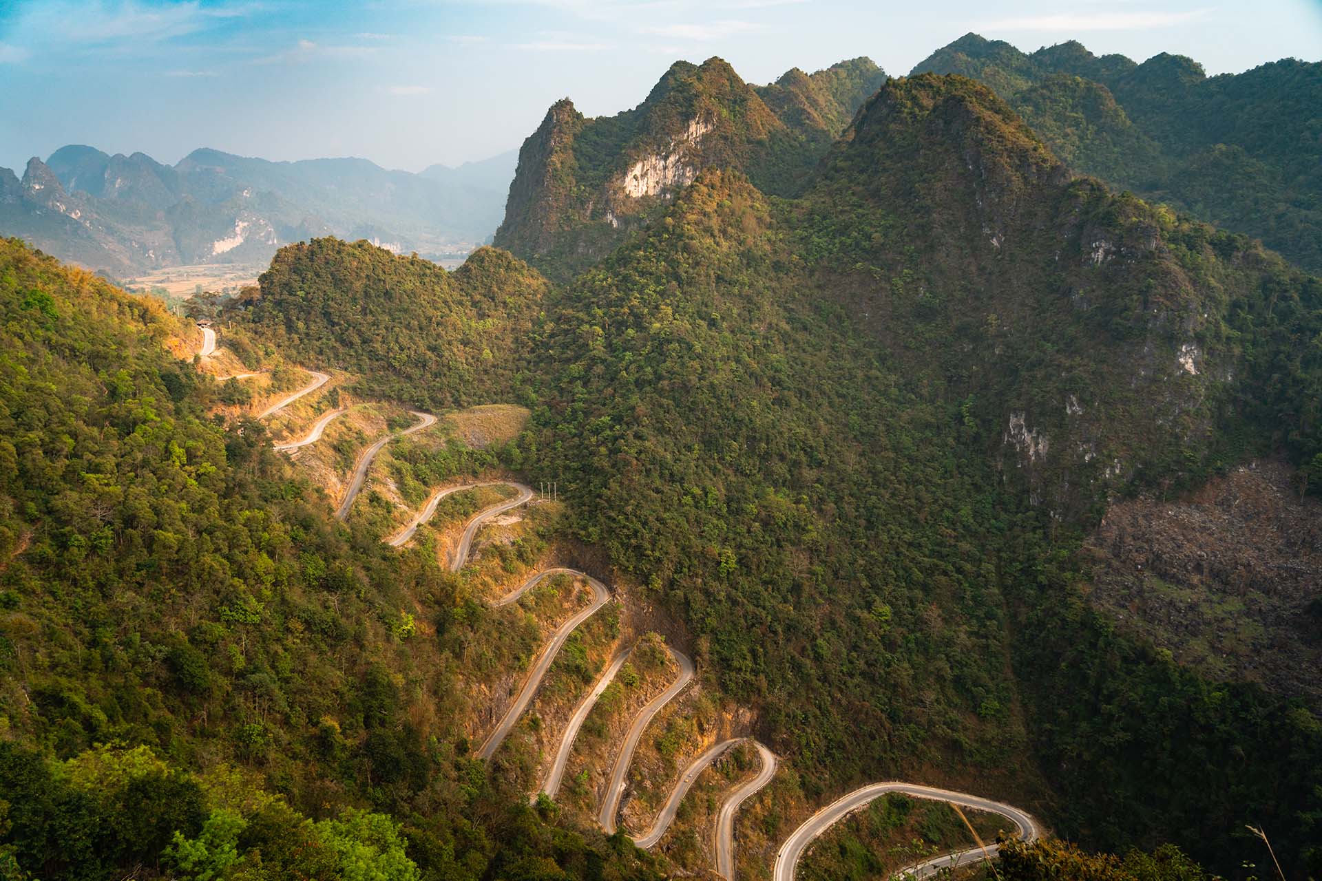bergweg met vijftien haarspeldbochten in Vietnam