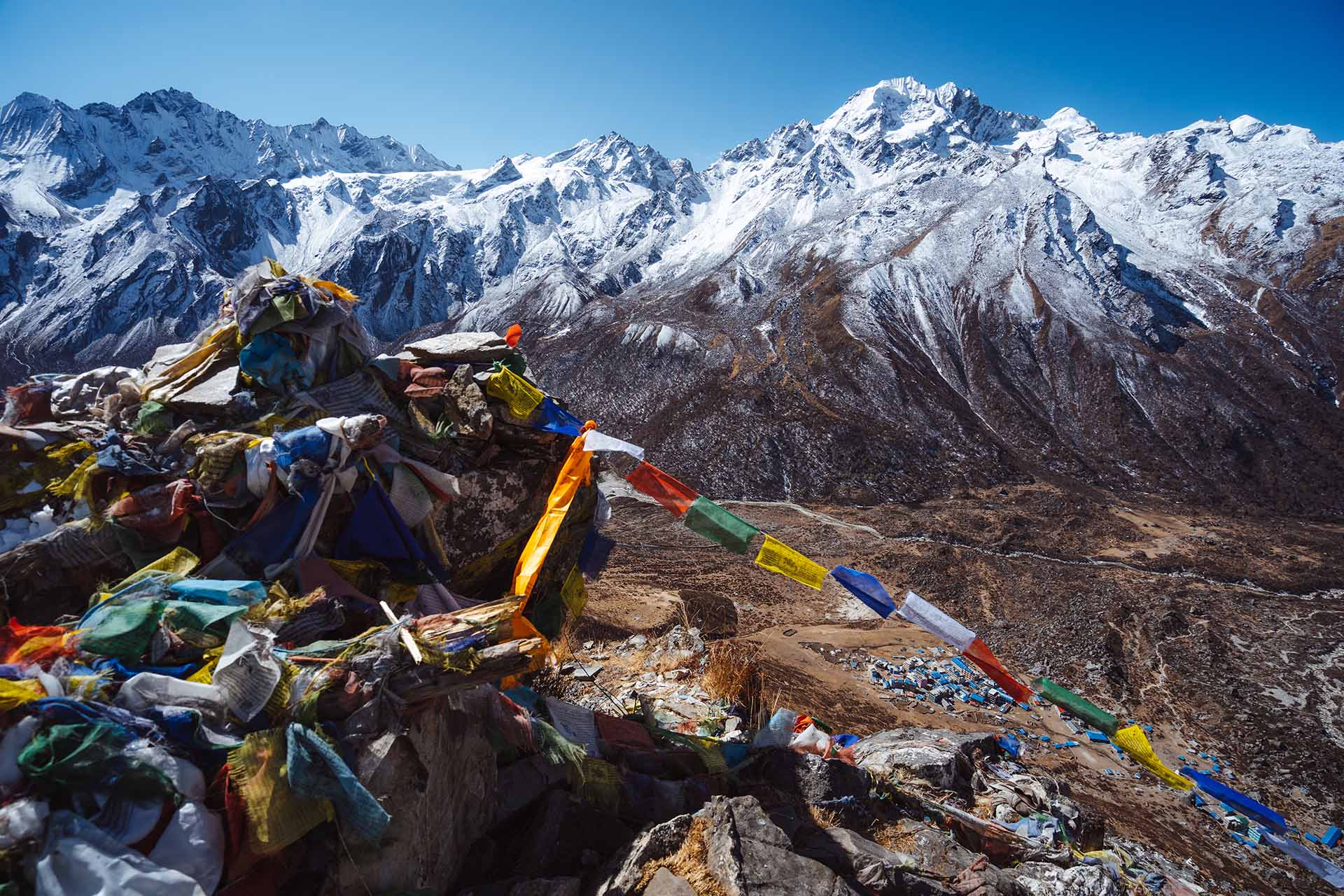 besneeuwde bergen en kluwen gebedsvlaggen in Nepal