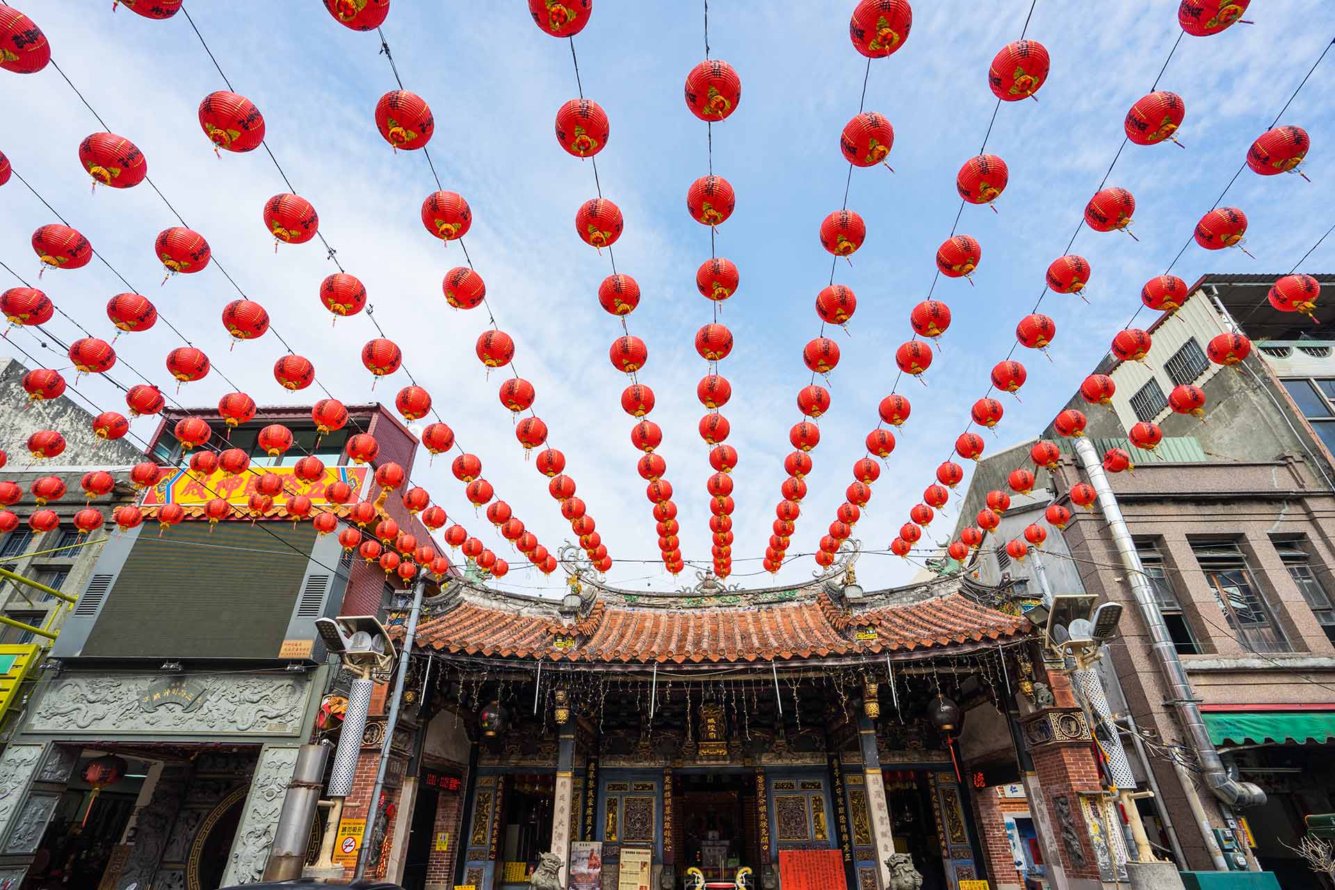 rode lampionnetjes vanaf het dak van een tempel in Taiwan