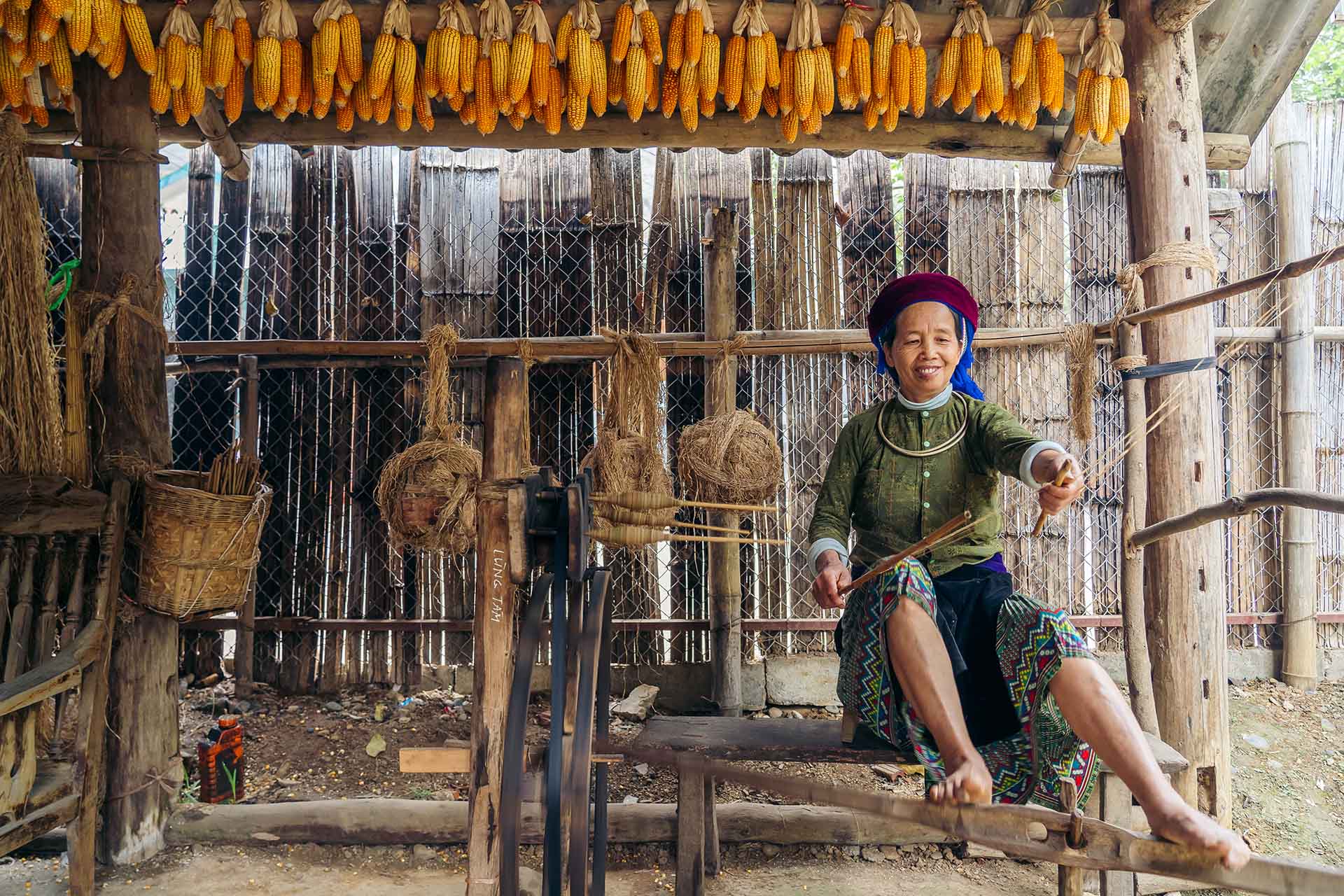 traditionele weefster in Ha Giang Vietnam