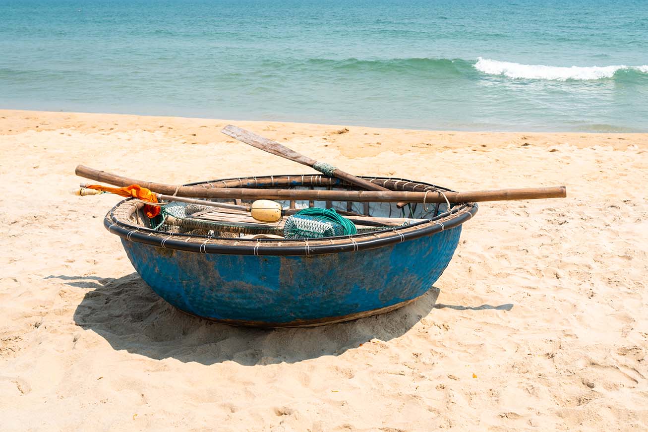 bootje op strand Vietnam