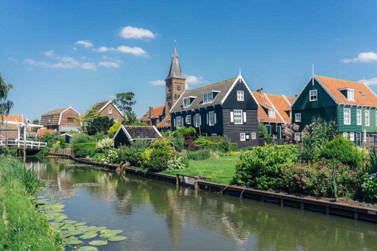 traditionele Zaanse huizen, brug en kerk in Marken