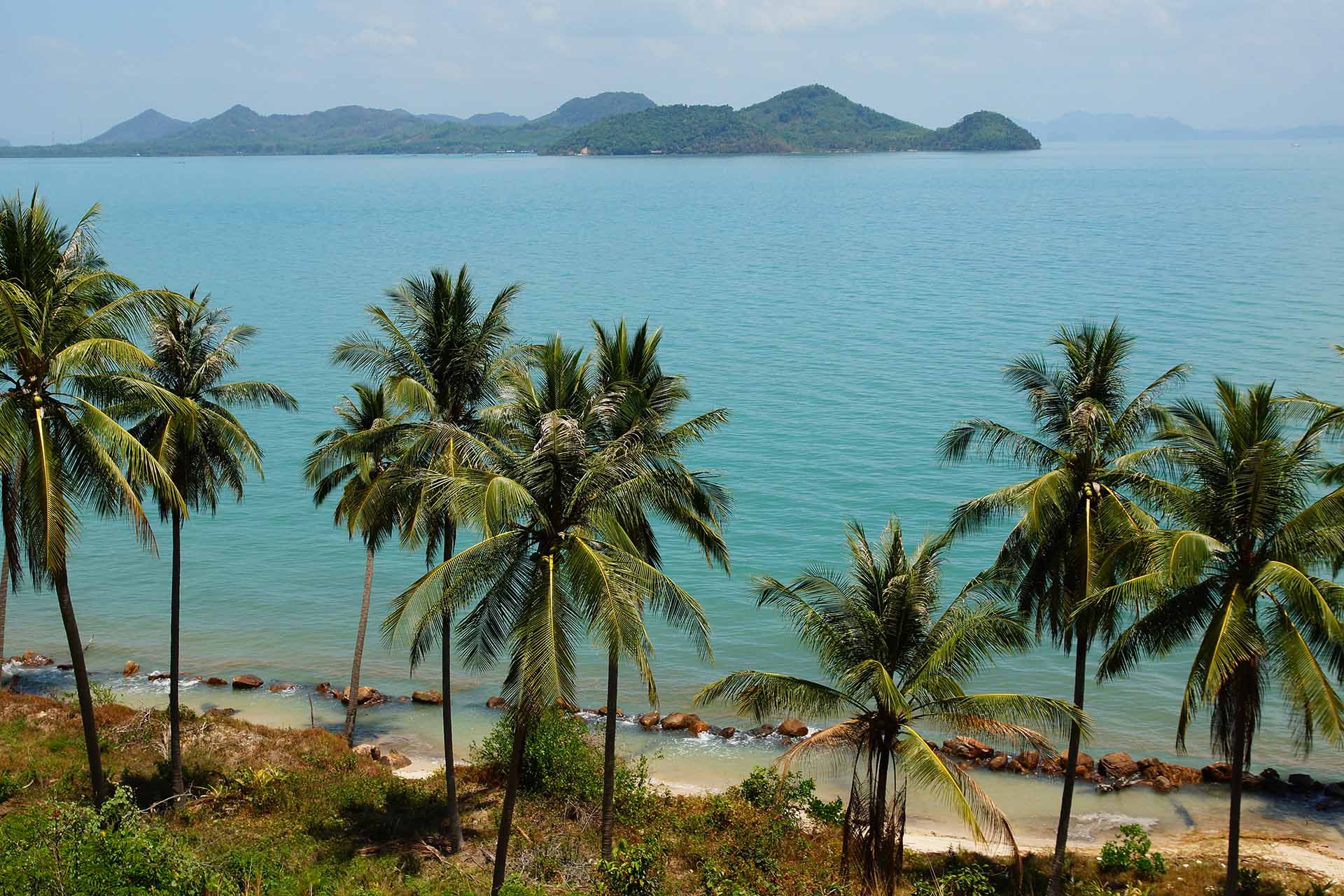 uitzicht over palmbomen, zee en bergen Thailand