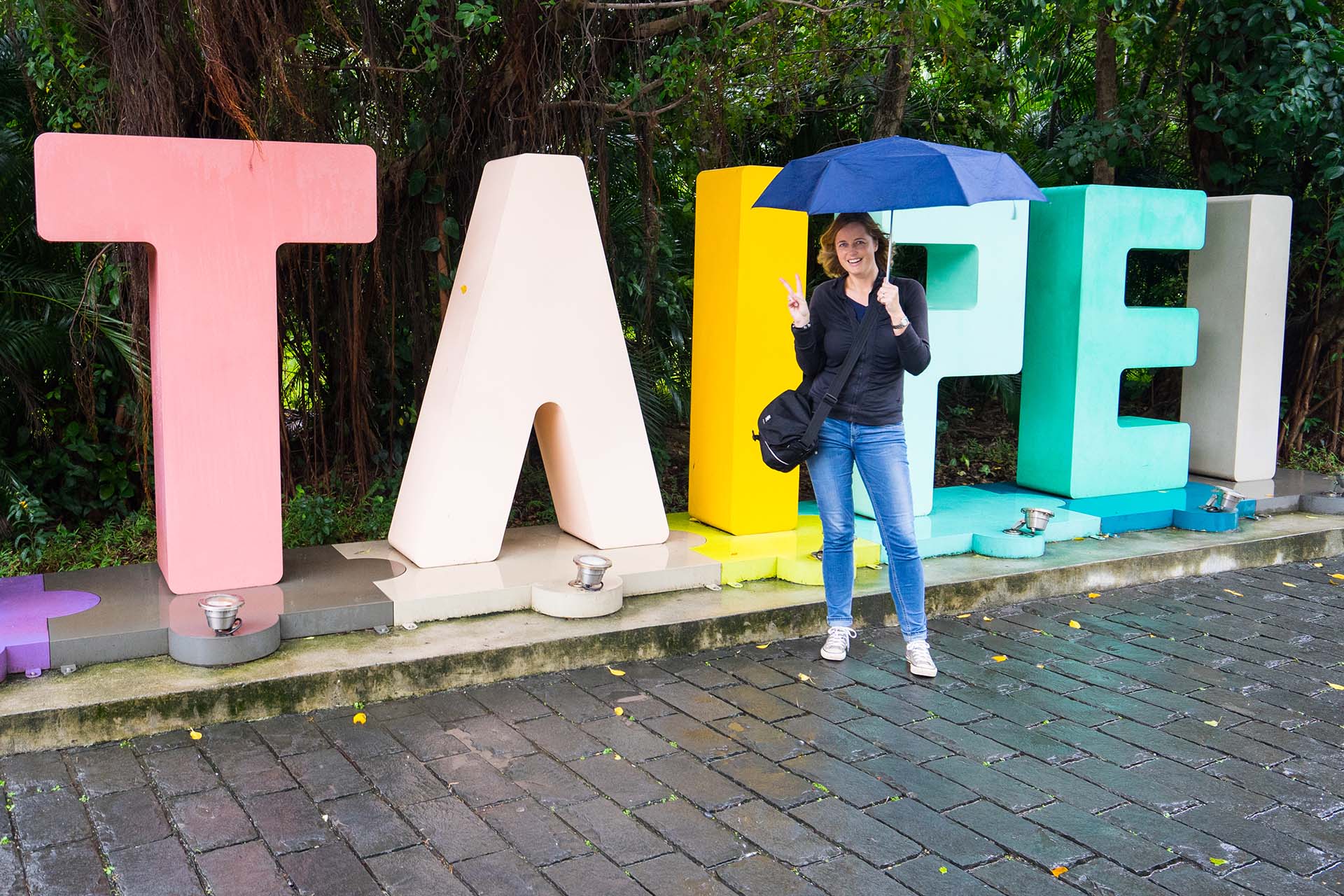 letters Taipei met vrouw en paraplu