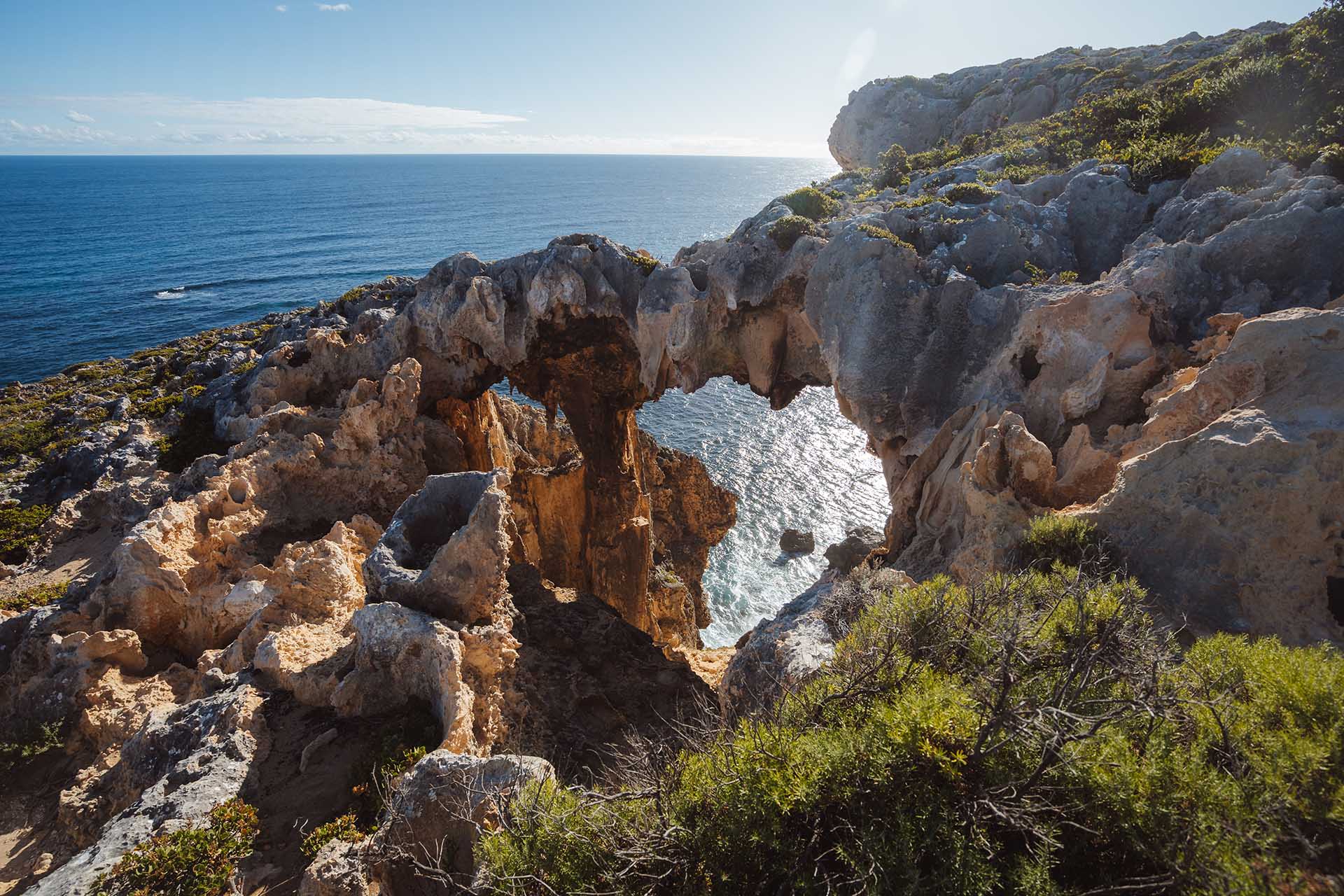 grillige rotspartij met uitzicht op zee in Australië