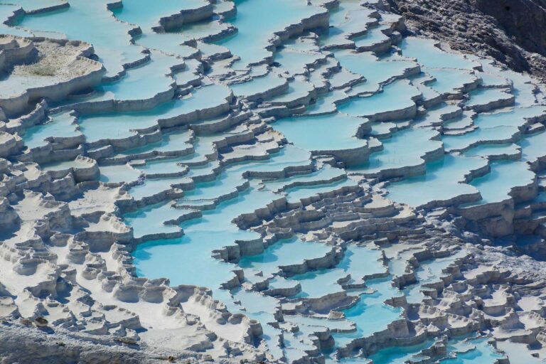 de blauwe waterpoelen en kalkafzettingen van Pamukkale in Turkije