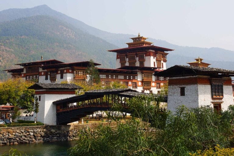oud kloosterfort met brug in Bhutan