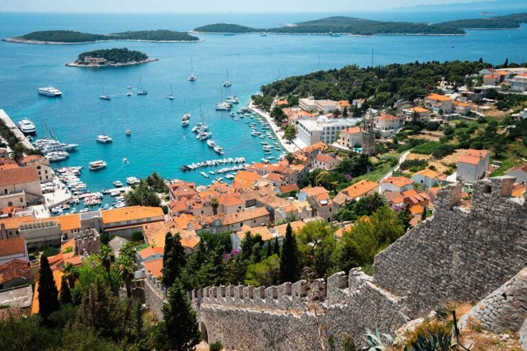 uitzicht over de rode daken en de baai van Hvar stad en de oude stadsmuur