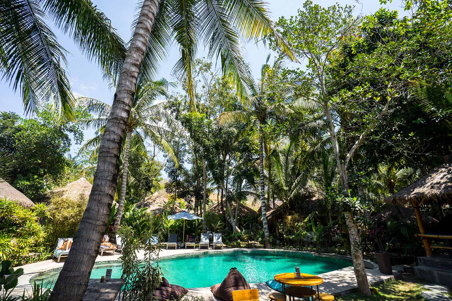 zwembad bij hotel Kuta Lombok
