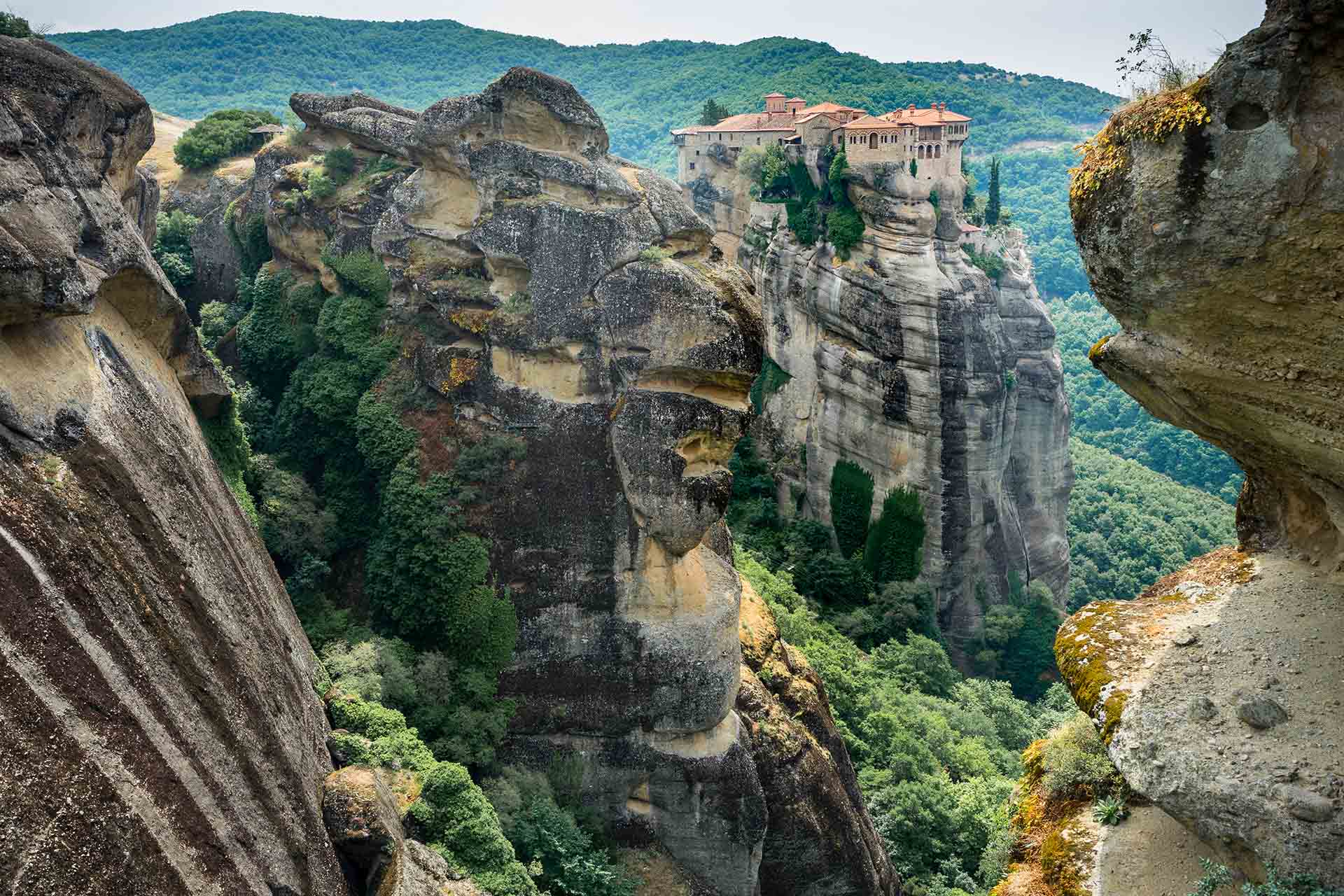kloosters op een bergtop omringd door hoge rotsen