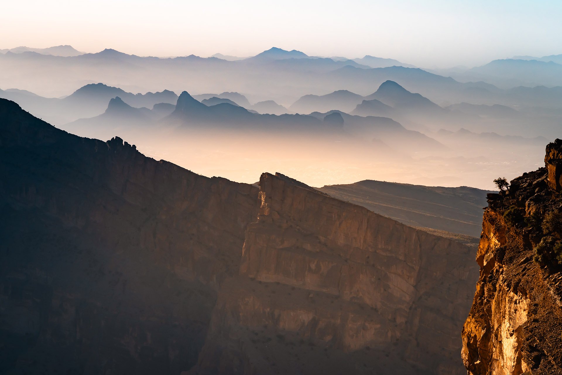 zonsopkomst over bergen in laagjes in Oman
