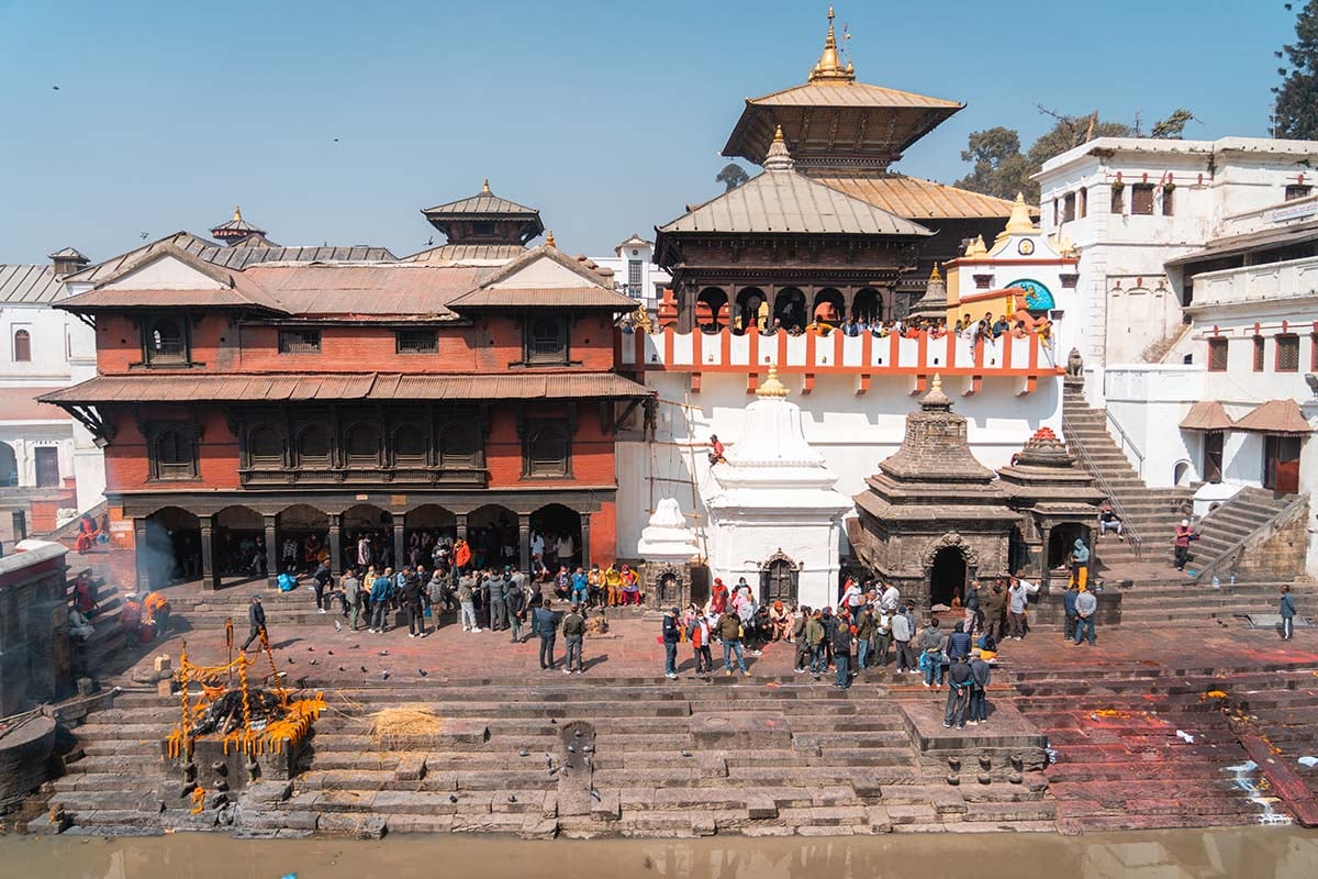crematie bij heilige rivier Kathmandu