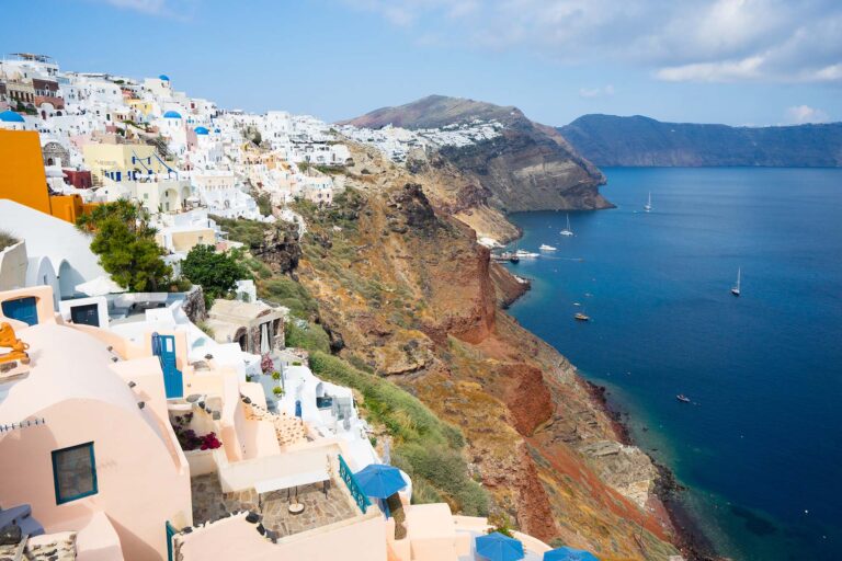 vulkanische rode baai met witte gebouwen op Santorini