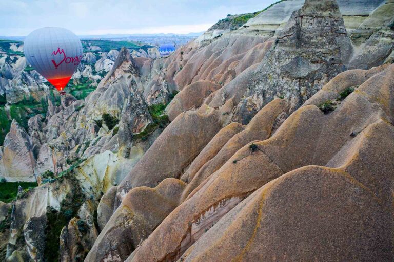 luchtballon boven grillige kleurrijke rotsen Cappadocie Turkije