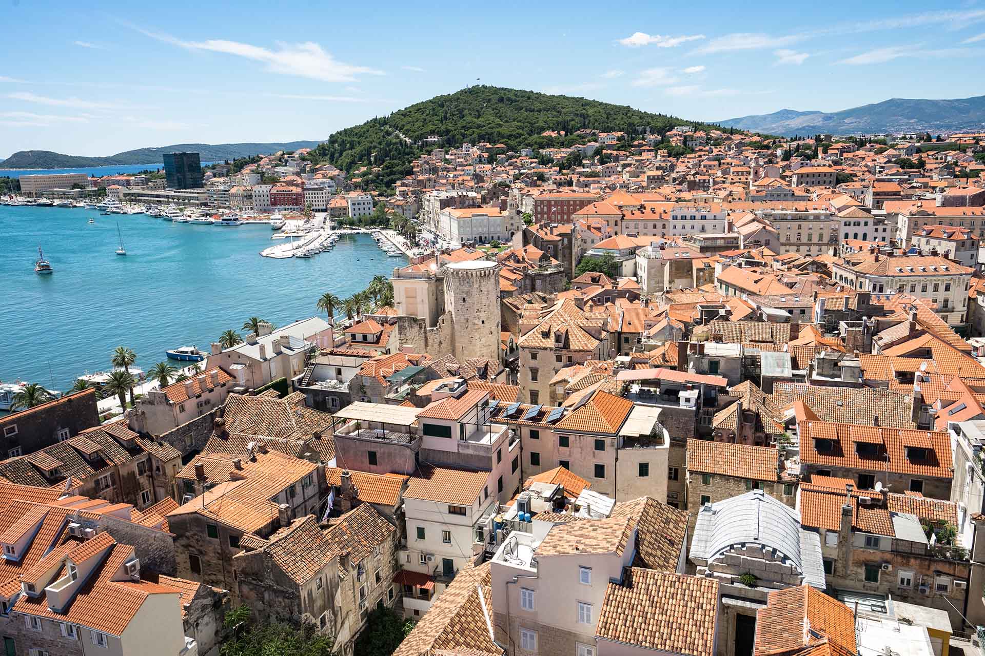 uitzicht over de stad Split, gelegen aan een baai