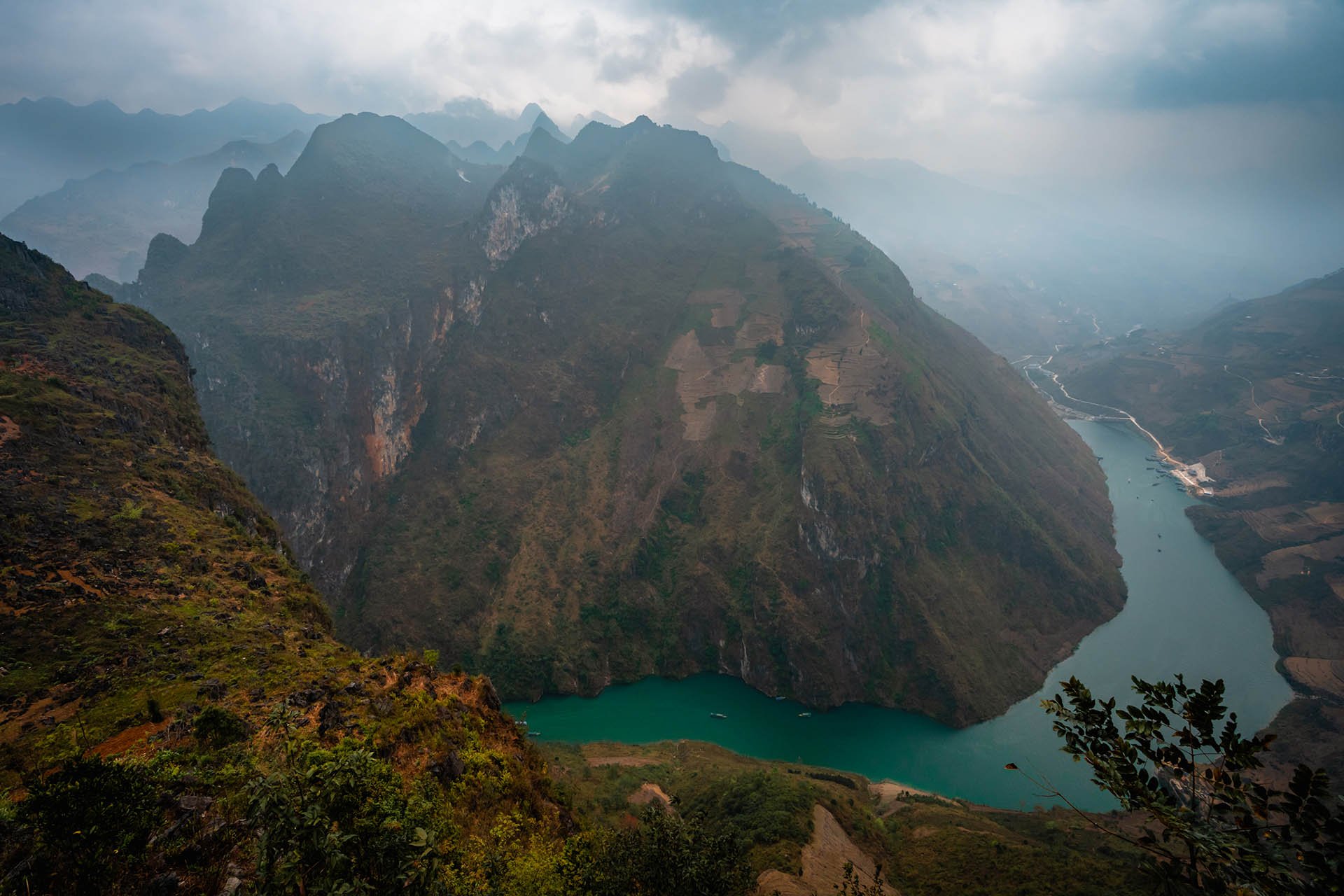 uitzicht over de rivier en bergen in Ha Giang Vietnam