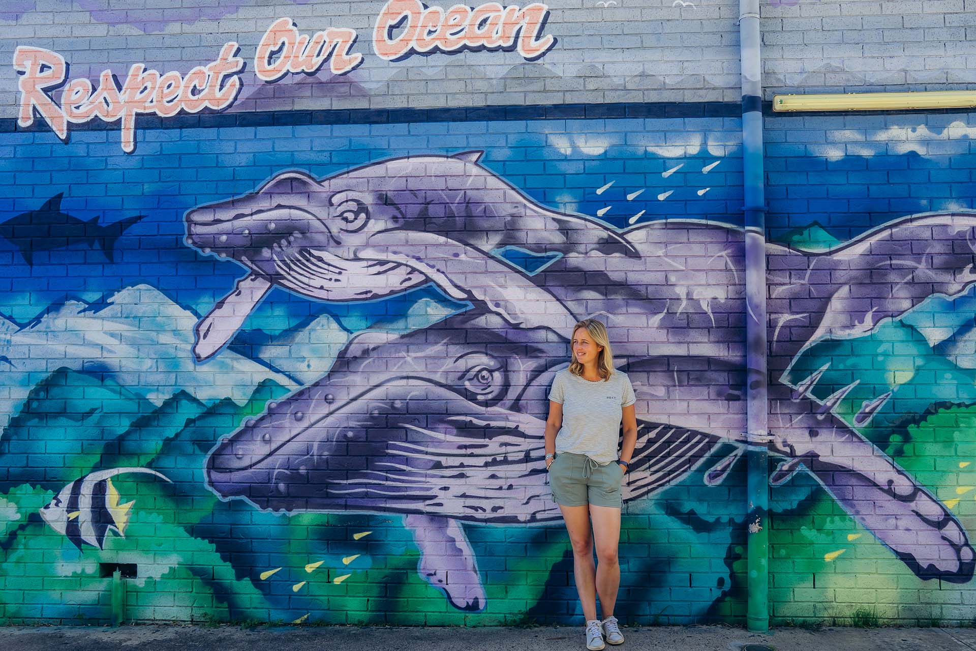 vrouw voor muur met street art in Byron Bay
