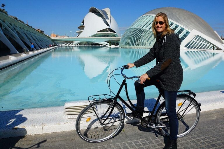 vrouwelijke toerist op de fiets in Valencia