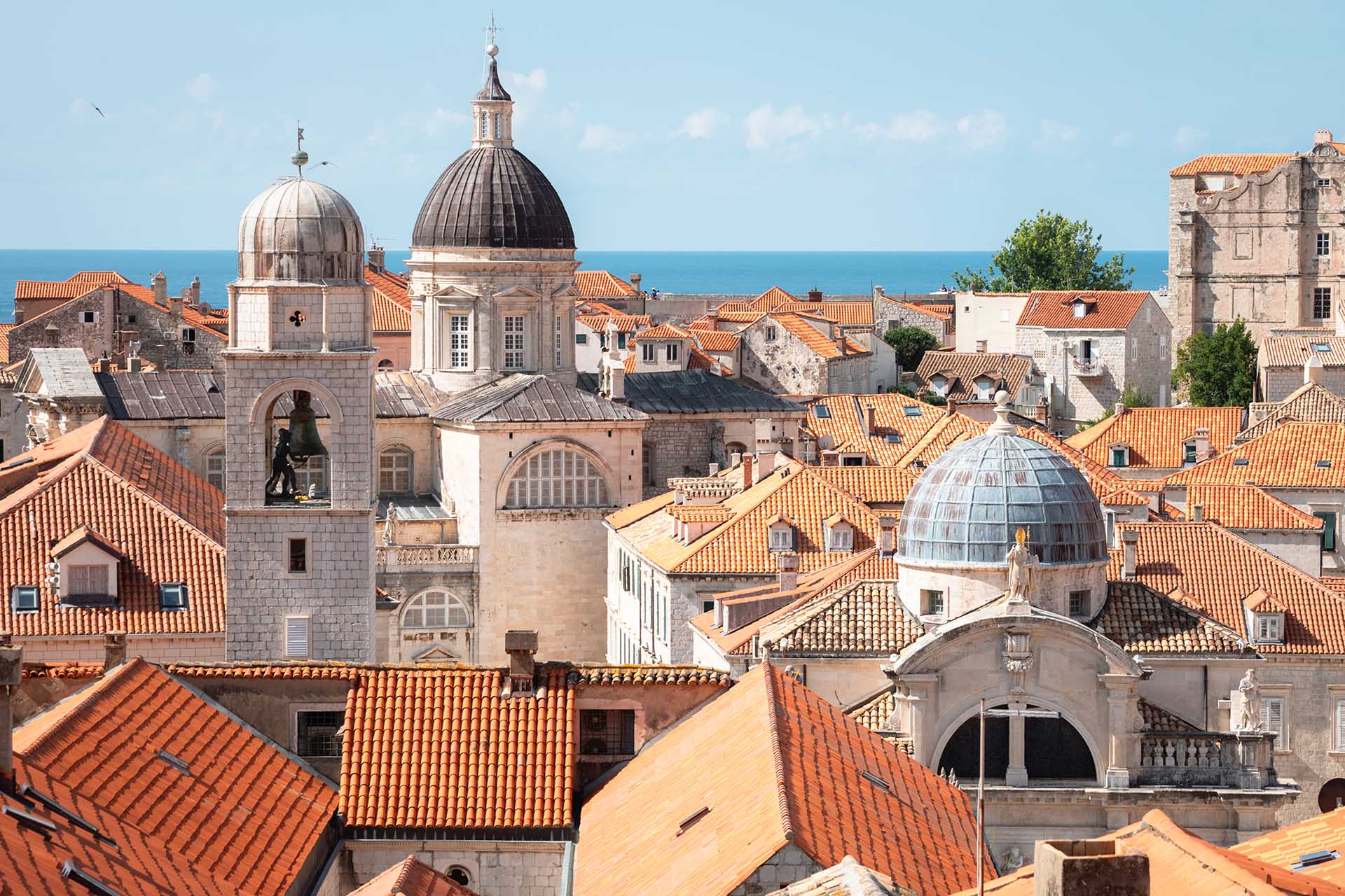 uitzicht over rode daken en kerken Dubrovnik
