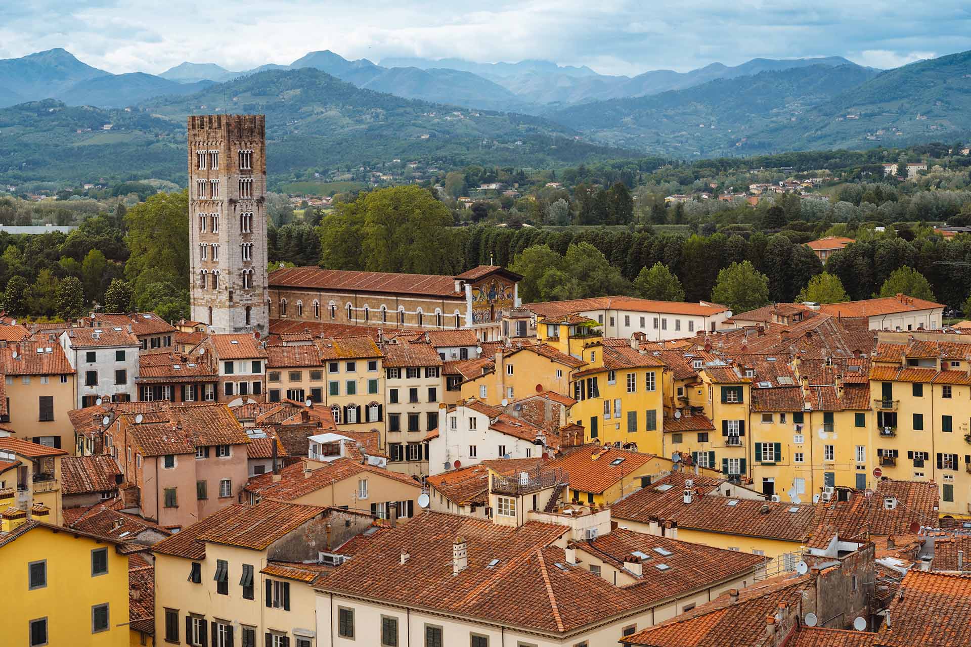 uitzicht over de daken en kerken van Lucca