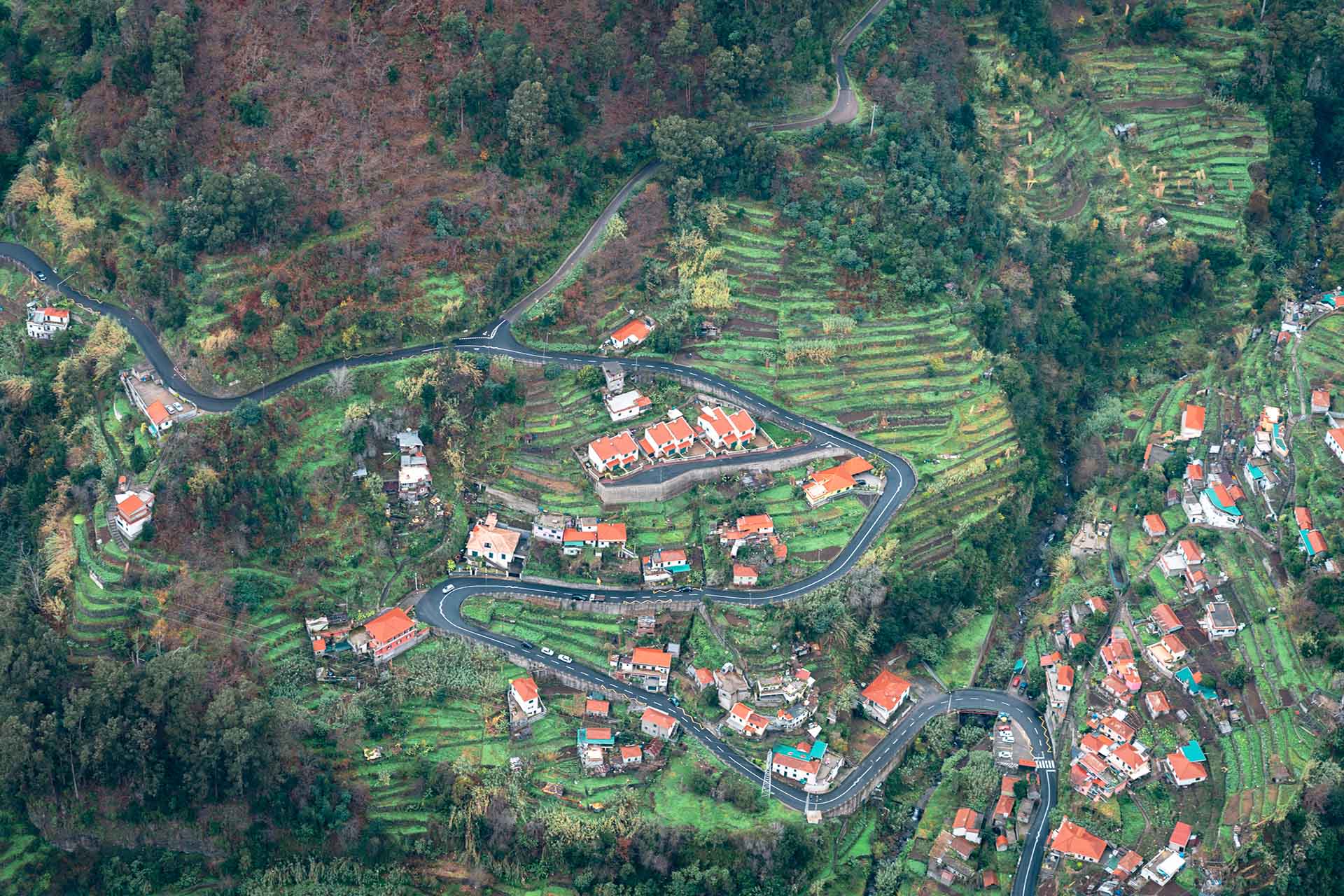 slingerweg door de bergen in Madeira
