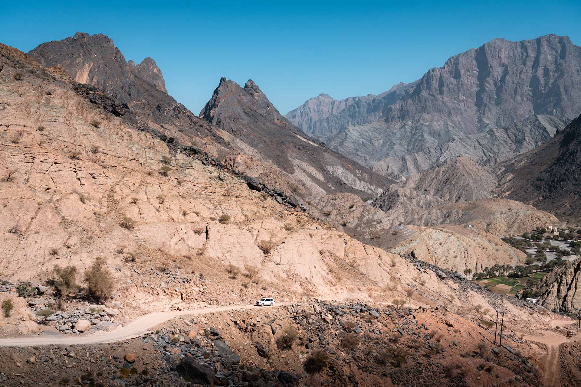 jeep op onverharde weg in de bergen van Oman
