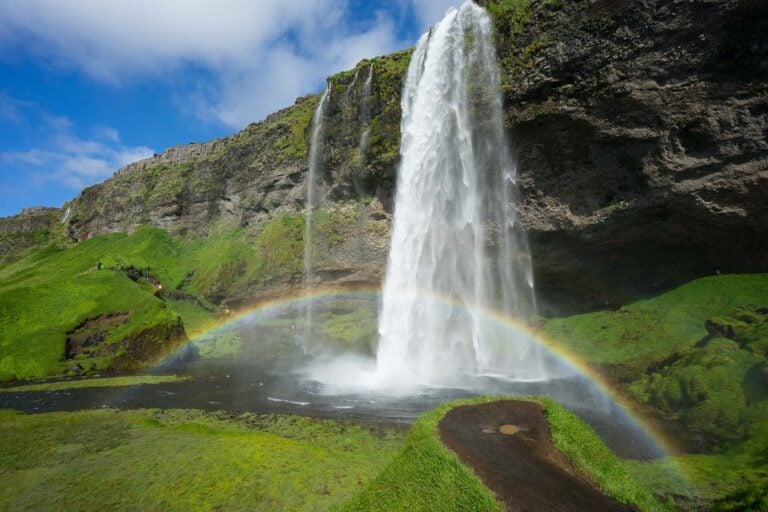 waterval met regenboog