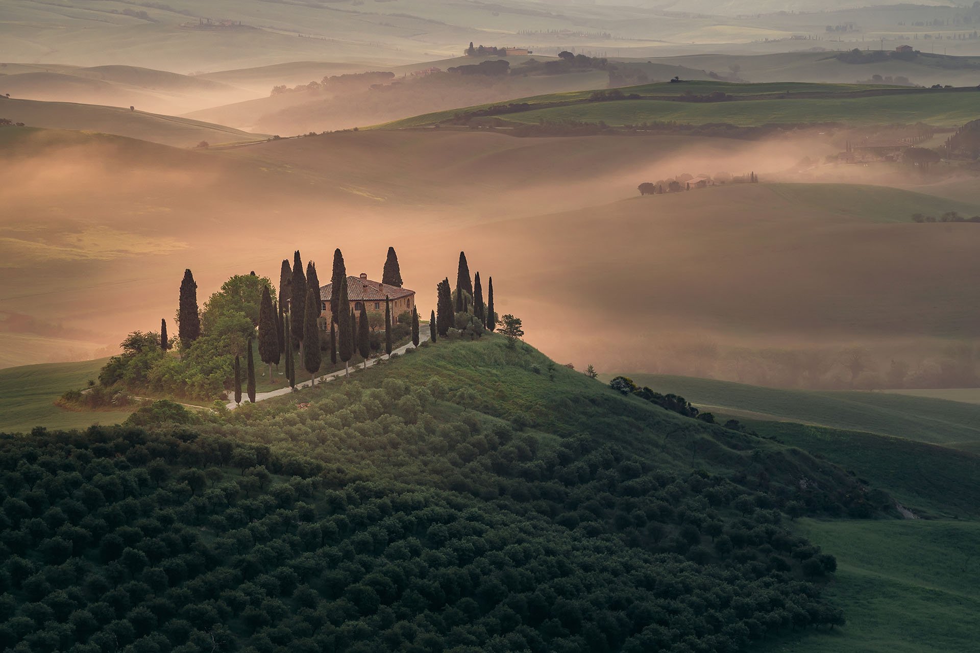 Toscaanse villa in de mistige heuvels bij zonsopkomst