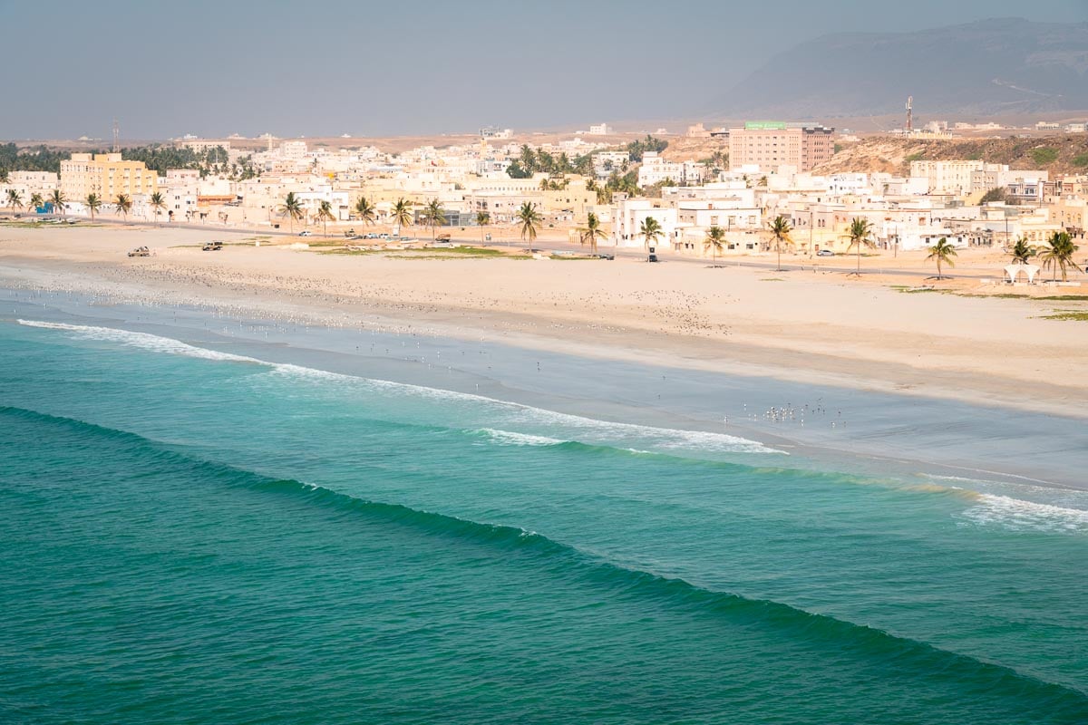 uitzicht over blauwe zee bij Taqah Viewpoint Oman