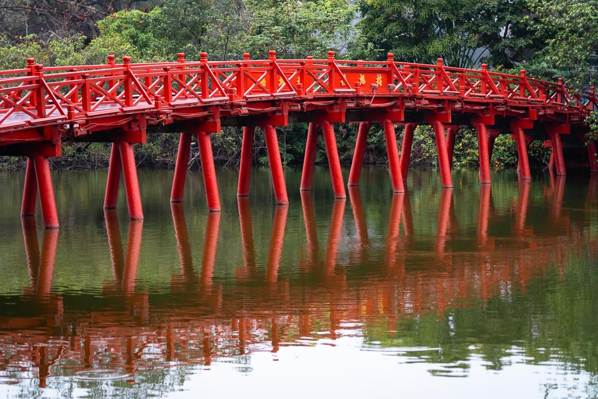 rode brug over Hoan Kiem Lake Hanoi