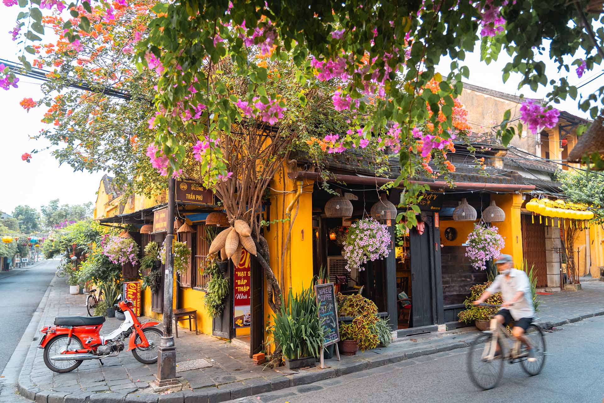 Straat in Hoi An Vietnam met fietser