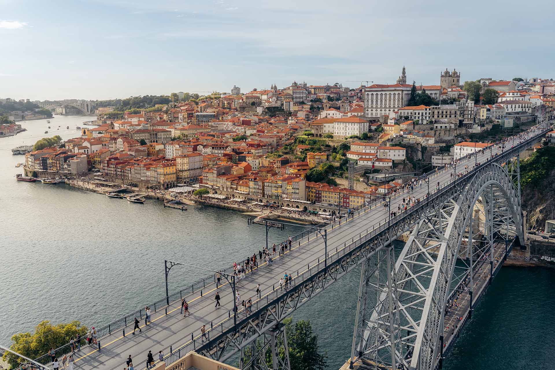 uitzicht van bovenaf over Porto en Dom Luis I-brug