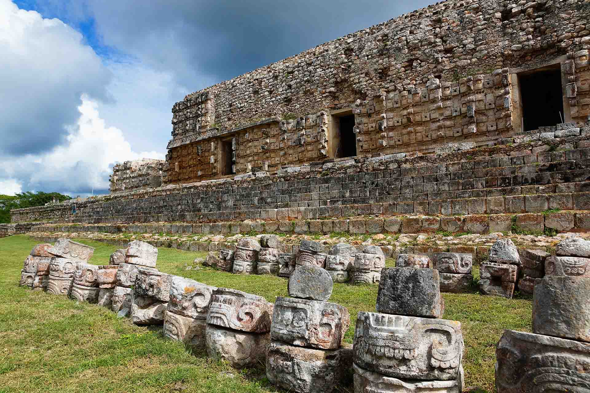 Maya-tempel met losse beelden Mexico