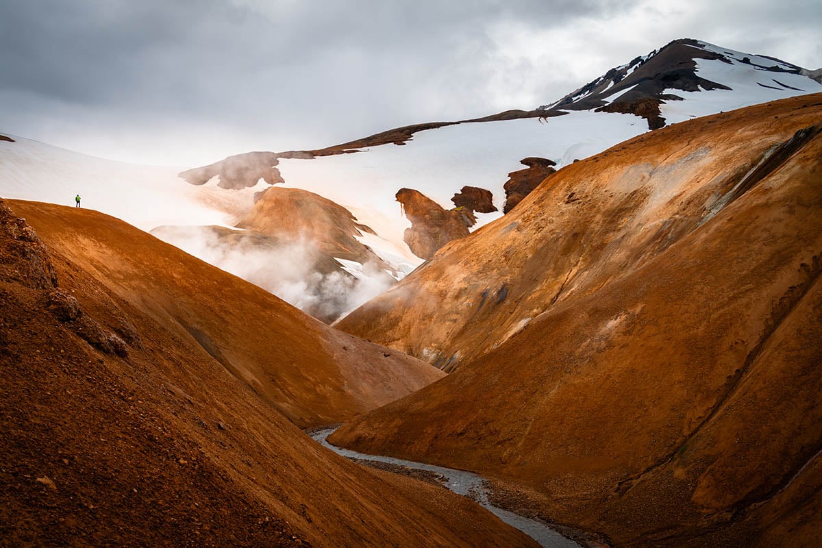 Man op rand vulkaan Kerlingarfjoll IJsland
