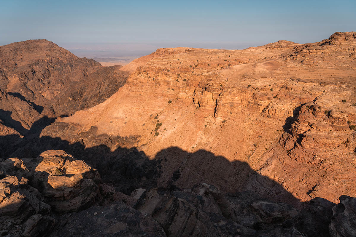 Uitzicht op bergen hike Little Petra