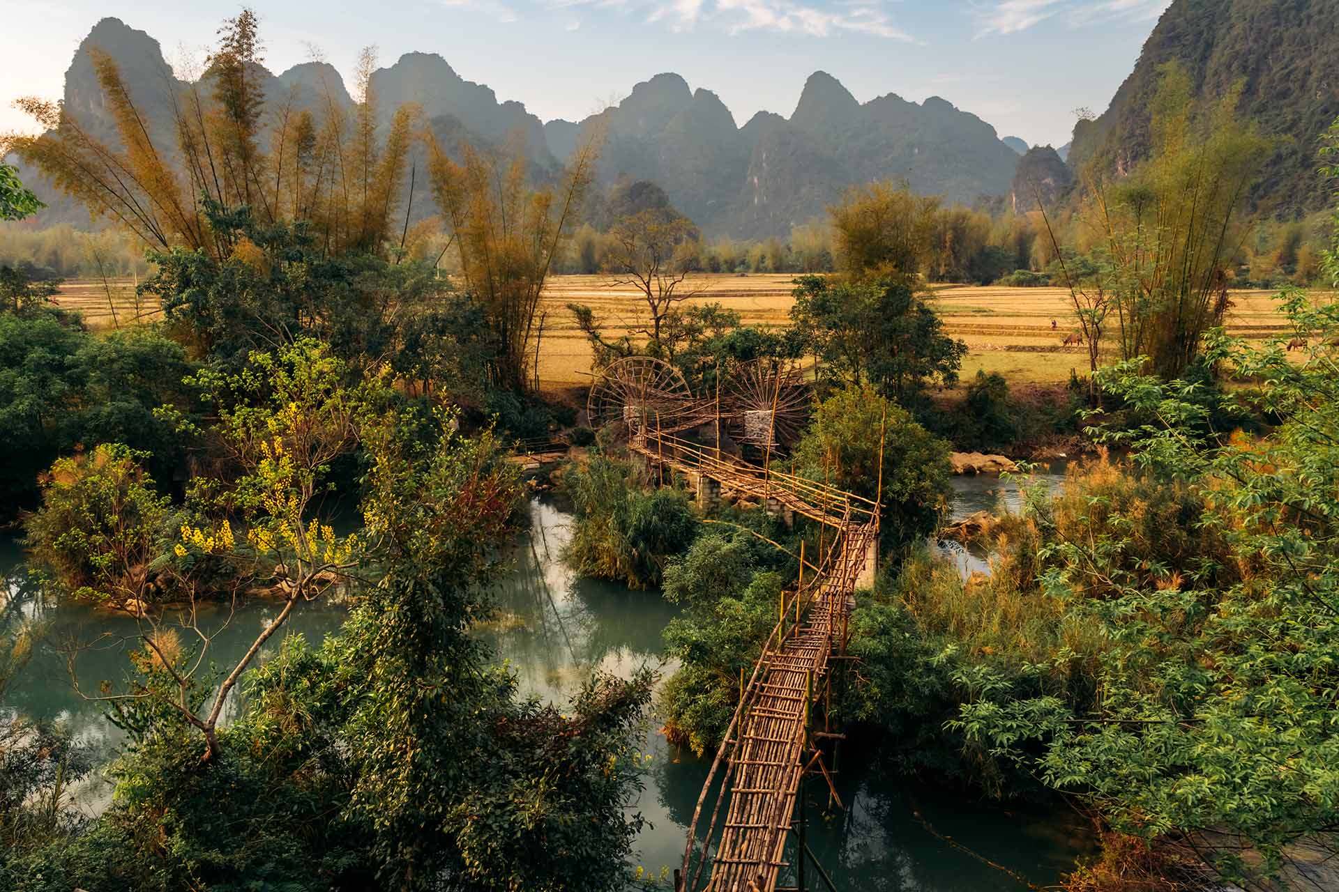 grillig berglandschap met bamboe brug in Vietnam