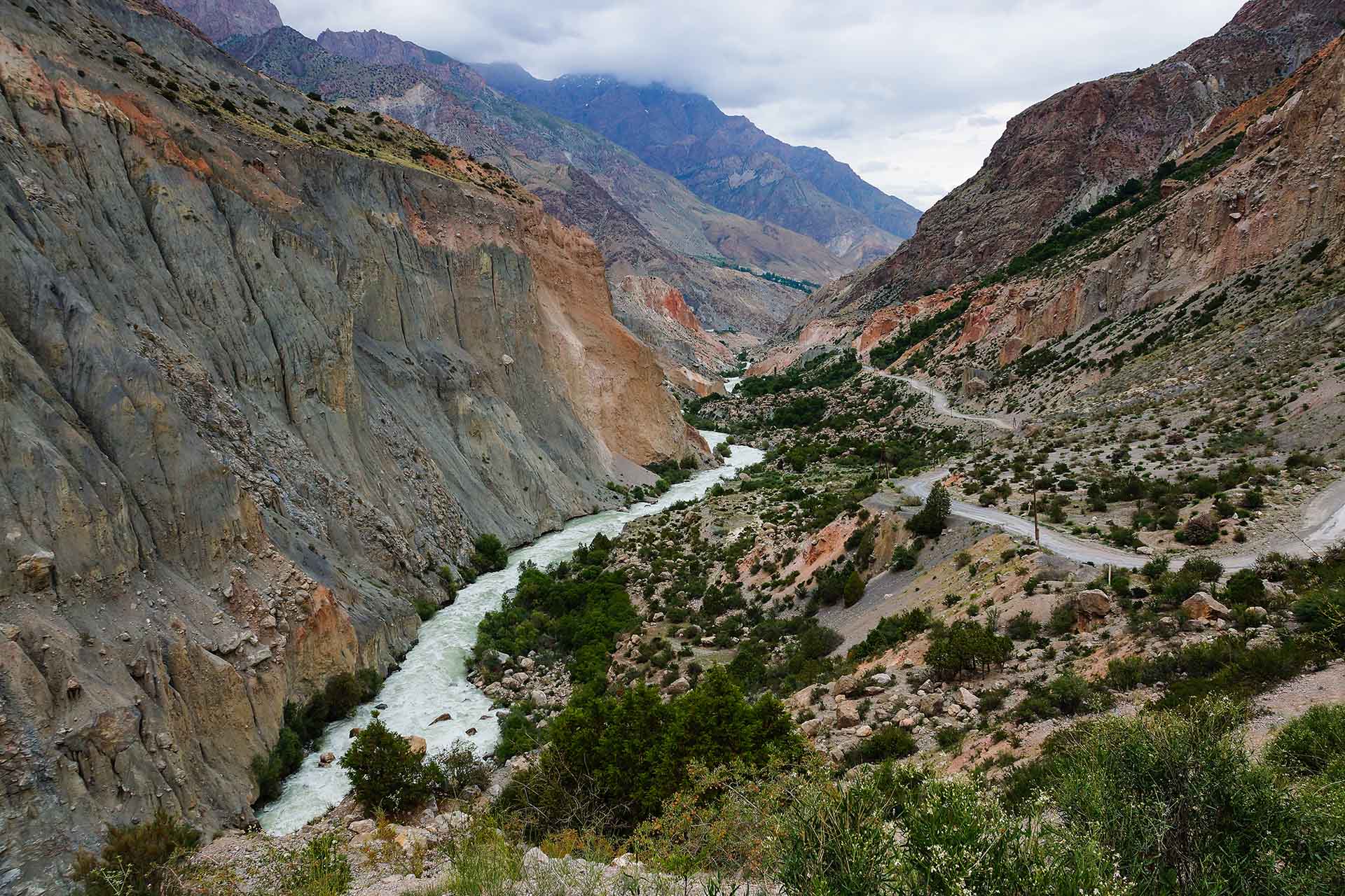 ruig berggebied met rivier in kloof Tadzjikistan