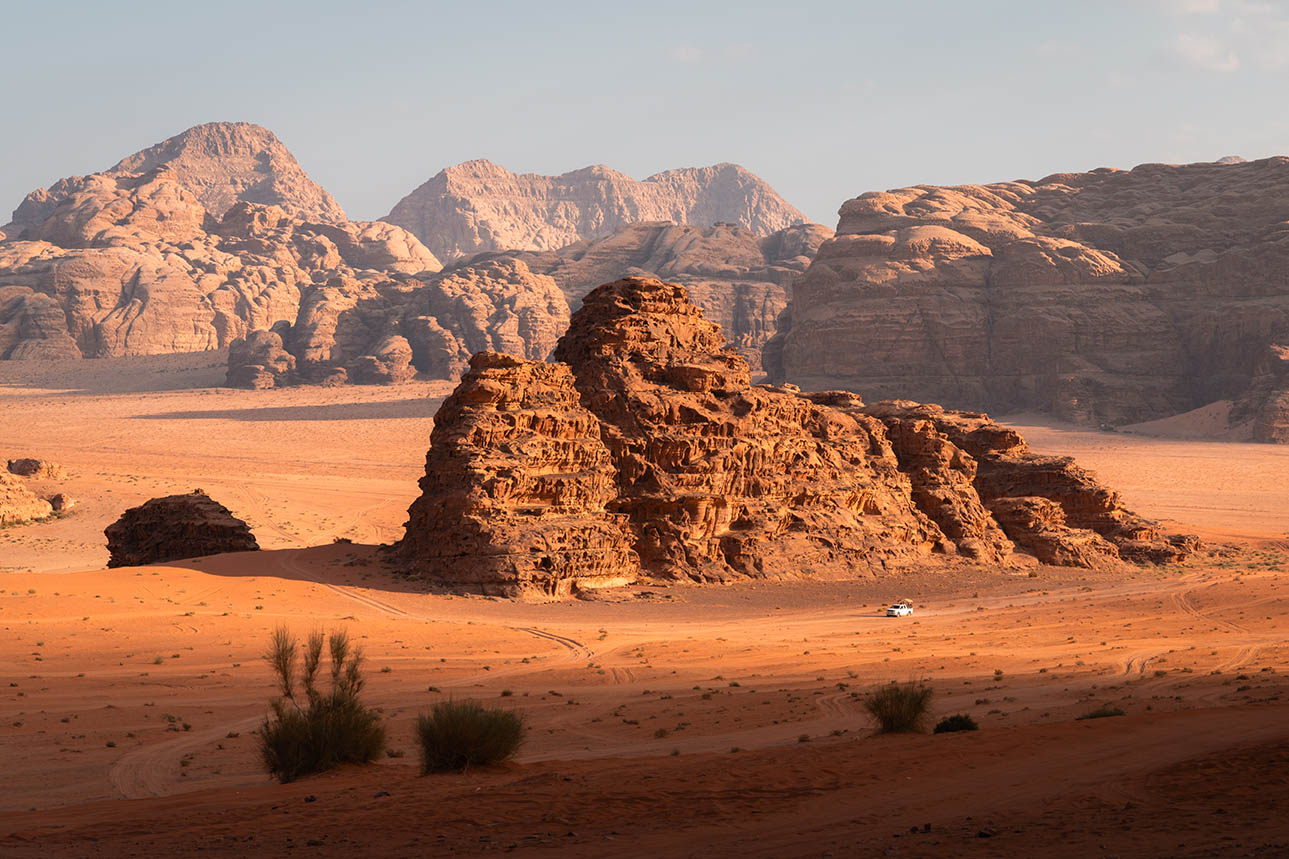 jeep rijdt door woestijn Wadi Rum