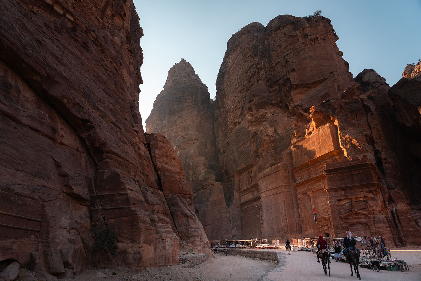 zonsopkomst op de tombes van Petra in Jordanie