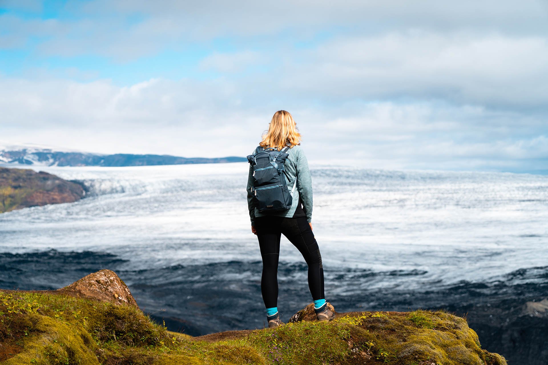 wandelaar kijkt uit over gletsjer IJsland